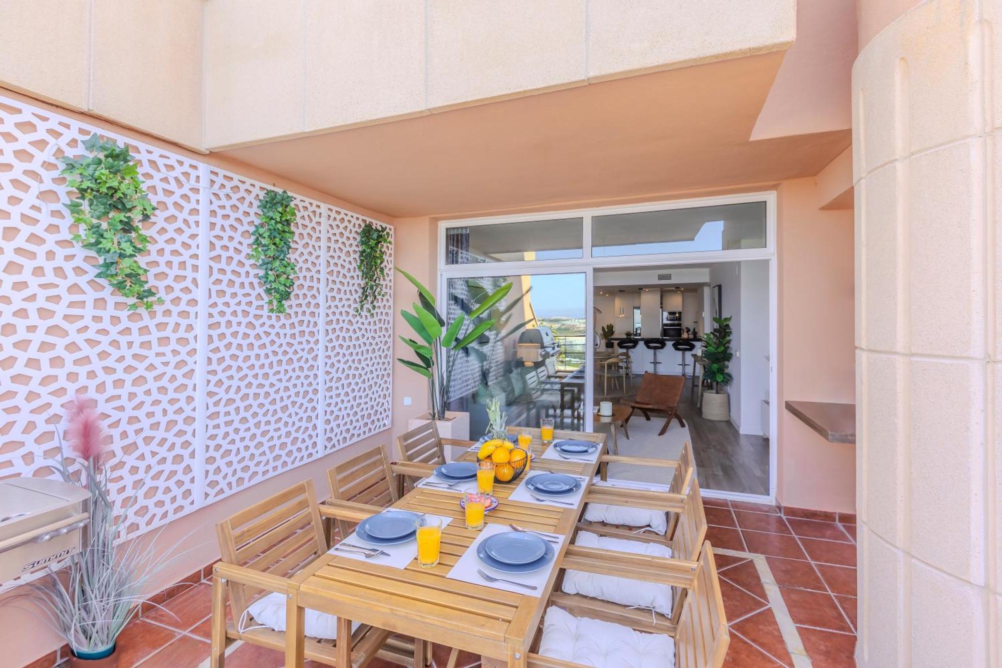 2 Bedroom Amazing Views Golf And Pool *