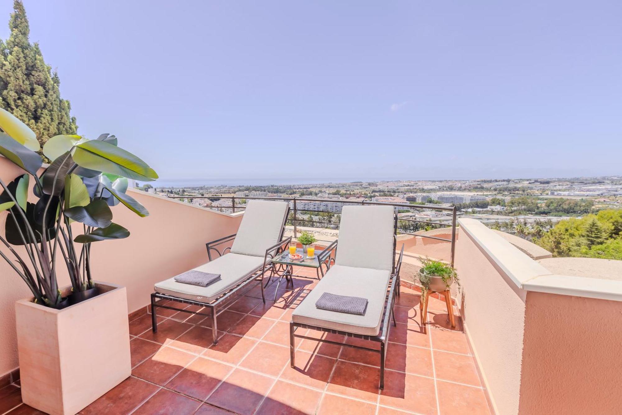 2 Bedroom Amazing Views Golf And Pool Apartment