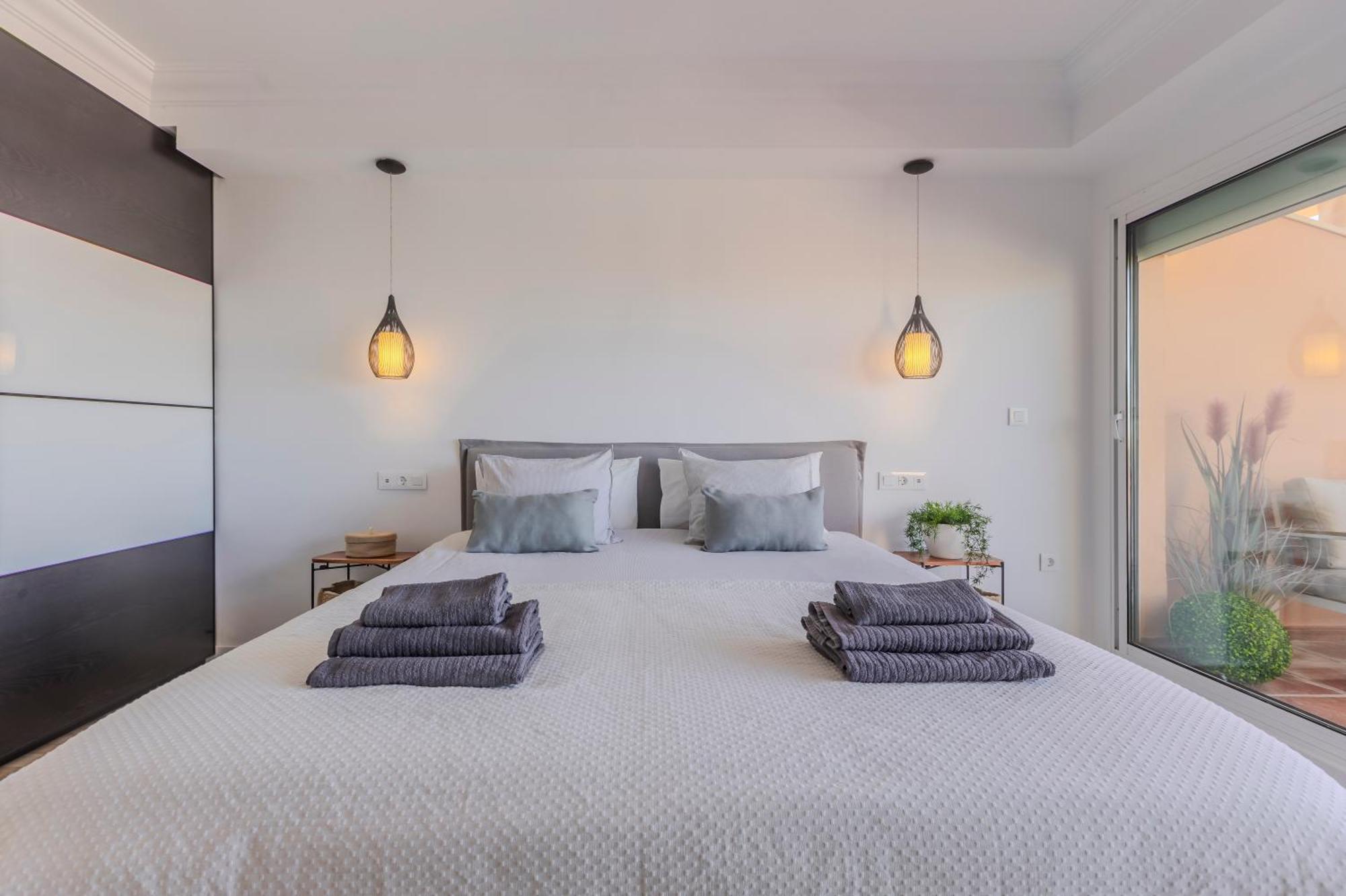 2 Bedroom Amazing Views Golf And Pool Apartment