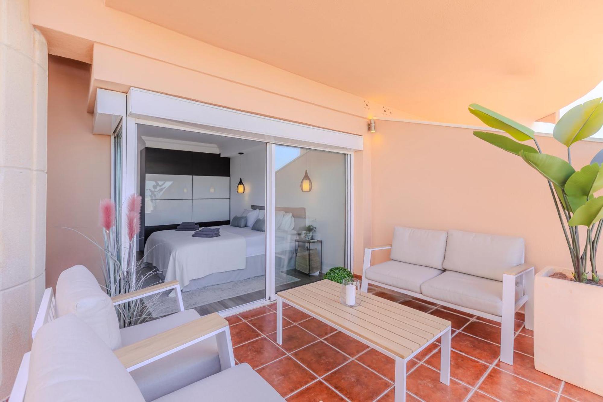 Apartment 2 Bedroom Amazing Views Golf And Pool *